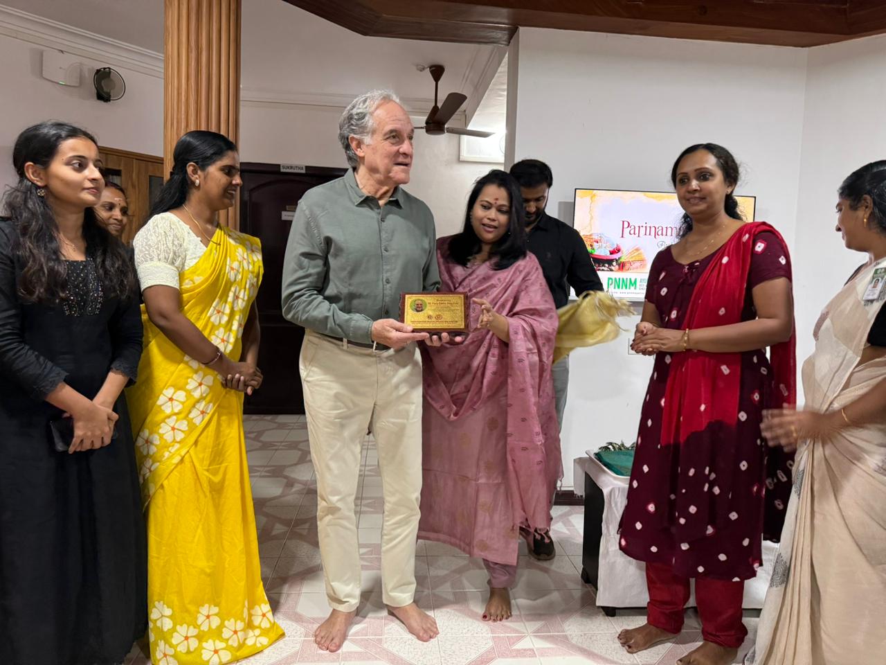 Grupo no templo Sree Dhanwanthari em Kerala